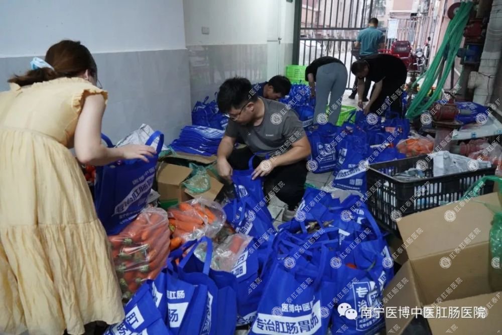 獻愛心·戰(zhàn)疫情|我院支部走進安吉華都小區(qū)開展捐物活動